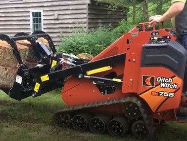 SK755 MINI SKID STEER WITH A GRAPPLE FORK